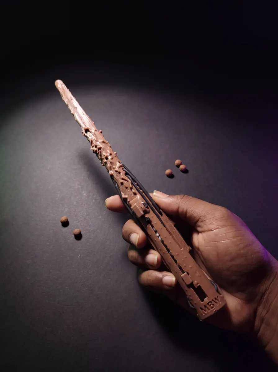 Prototipo di bacchetta MagicBattleWands impugnato